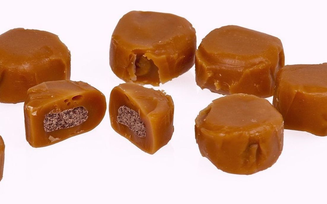 Chocolates rellenos de ganache con decoración elegante